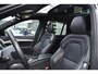 Volvo XC90 T8 Recharge AWD Ultra Dark | Luchtvering | Harman Kardon Premium Audio | Google Infotainment | Stoelverwarming | Stuurwielverwarming | 360° Parkeercamera | Parkeersensoren voor + achter | Semi-Electrische Wegklapbare trekhaak