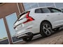 Volvo XC60 2.0 T8 Twin Engine AWD R-Design | 1e eigenaar | Keyless entry | Camera | Leer/Alcantara | Panoramadak | Cruise control | Rijstrooksensor | 19 inch | LED | Botswaarschuwing