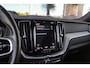 Volvo XC60 2.0 T8 Twin Engine AWD R-Design | 1e eigenaar | Keyless entry | Camera | Leer/Alcantara | Panoramadak | Cruise control | Rijstrooksensor | 19 inch | LED | Botswaarschuwing