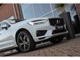 Volvo XC60 2.0 T8 Twin Engine AWD R-Design | 1e eigenaar | Keyless entry | Camera | Leer/Alcantara | Panoramadak | Cruise control | Rijstrooksensor | 19 inch | LED | Botswaarschuwing