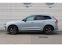 Volvo XC60 T6 Plug-in hybrid AWD Plus Black Edition | Panoramadak | Verwarmbare voorstoelen en achterbank | Verwarmbare voorruit | Keyless | Adaptieve cruise control | 360 graden camera | Premium audio by Harman Kardon | Voor & achterbank verwarmd |  Bots herkenning en activatie | Draadloze telefoonlader | Elektrisch verstelb. bestuurdersstoel met geheugen | Navigatiesysteem full map