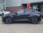 Toyota C-HR / C-HR+ FIRST EDITION 77KWH NIEUW DIRECT LEVERBAAR! STOEL/STUURVERW 20'' LM-VELGEN BLIND SPOT EL-ACHTERKLEP WARMTEPOMP NAVI PARK-SENSOREN CAMERA CLIMA APPLE/ANDROID