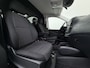 Mercedes-Benz Vito 114CDI 136pk AUT-7 Lang Trekhaak Euro-6 Airco Cruise Control Bluetooth Lane Asist Pdc Betonplex Vloer Wandbetimmering Kast inbouw Achter+Geblindeerde-Raam Schuifdeur 1e Eigenaar 2.000KG Trekgewicht Nette Bus!
