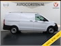 Mercedes-Benz Vito 114CDI 136pk AUT-7 Lang Trekhaak Euro-6 Airco Cruise Control Bluetooth Lane Asist Pdc Betonplex Vloer Wandbetimmering Kast inbouw Achter+Geblindeerde-Raam Schuifdeur 1e Eigenaar 2.000KG Trekgewicht Nette Bus!