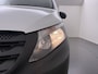 Mercedes-Benz Vito 114CDI 136pk AUT-7 Lang Trekhaak Euro-6 Airco Cruise Control Bluetooth Lane Asist Pdc Betonplex Vloer Wandbetimmering Kast inbouw Achter+Geblindeerde-Raam Schuifdeur 1e Eigenaar 2.000KG Trekgewicht Nette Bus!