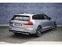 Volvo V60 T6 Plug-in hybrid AWD Ultra Dark | Google | Long Range | Head-Up Display | Getint Glas | DAB | Harman Kardon Audio | Stoelverwarming Voor + Achter | Schuif-/Kanteldak | 360 Camera | Adaptieve Cruise Control | Zwarte Hemelbekleding | 19" LM