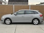 Skoda Scala 1.0 TSI Sport Business Automaat | Trekhaak uitklapbaar | Steel Grey | Achteruitrijcamera | Stoelverwarming | LED verlichting | Climate & cruise control | Keyless start | Regensensor | Parkeersensoren achter