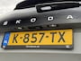 Skoda Scala 1.0 TSI Sport Business Automaat | Trekhaak uitklapbaar | Steel Grey | Achteruitrijcamera | Stoelverwarming | LED verlichting | Climate & cruise control | Keyless start | Regensensor | Parkeersensoren achter
