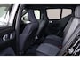 Volvo XC40 B3 Plus Black Edition - Panorama/schuifdak - IntelliSafe Assist & Surround - 360º Camera - Harman/Kardon audio - Verwarmde voorstoelen & stuur - Parkeersensoren voor & achter - Elektr. bedienb. voorstoelen met geheugen links - Draadloze tel. lader - Extra getint glas - 20' LMV