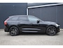 Volvo XC60 T6 Plug-in hybrid AWD Plus Black Edition | Direct Leverbaar | Head Up Display | 360 Graden Camera | Luchtvering | Climate Pack | Panoramisch Schuif-/Kanteldak | Adaptieve Cruise Control | 21 inch Lichtmetalen Velgen |