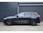 Volvo XC60 T6 Plug-in hybrid AWD Plus Black Edition | Direct Leverbaar | Head Up Display | 360 Graden Camera | Luchtvering | Climate Pack | Panoramisch Schuif-/Kanteldak | Adaptieve Cruise Control | 21 inch Lichtmetalen Velgen |