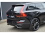 Volvo XC60 T6 Plug-in hybrid AWD Plus Black Edition | Direct Leverbaar | Head Up Display | 360 Graden Camera | Luchtvering | Climate Pack | Panoramisch Schuif-/Kanteldak | Adaptieve Cruise Control | 21 inch Lichtmetalen Velgen |