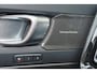 Volvo XC40 B3 Plus Dark - IntelliSafe Assist & Surround - 360º Camera - Harman/Kardon audio - Verwarmde voorstoelen & stuur - Parkeersensoren voor & achter - Elektr. bedienb. voorstoelen met geheugen links - Draadloze tel. lader - Standkachel - Extra getint glas - 18' LMV