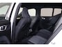 Volvo XC40 B3 Plus Dark - IntelliSafe Assist & Surround - 360º Camera - Harman/Kardon audio - Verwarmde voorstoelen & stuur - Parkeersensoren voor & achter - Elektr. bedienb. voorstoelen met geheugen links - Draadloze tel. lader - Standkachel - Extra getint glas - 18' LMV