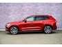 Volvo XC60 2.0 T8 Plug-in Hybrid AWD R-Design | PHEV Long Range | Trekhaak | Elektrisch verstelbare bestuurders stoel | Panorama dak | 21" velgen | Adaptieve Cruis control | Harman & Kardon | Stoel/stuur verwarming | Achterbank verwarming | Camera |