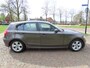 BMW 1-Serie 118i Business Line Ecc Navigatie 6 Bak 5Drs Lm Velgen Trekhaak***Apk t/m 13-3-2027***