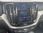 Volvo XC60 T8 Plug-in hybrid AWD Ultra Black Edition | Panoramadak | Trekhaak | 360 Graden Camera | Stoel- en Stuurverwarming |