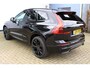 Volvo XC60 2.0 T6 Plug-in hybrid AWD Ultra Black Edition | 2 jaar fabrieks garantie | NIEUW! | Luchtvering | Massage stoelen | Stoel verwarming voor & achter | Elektrisch verstelbare voor stoelen met geheugen | Stuurverwarming | Bowers & Wilkins | 360° camera | Apple Carplay/Android Auto | Schuif/kanteldak|  Dealer prijs € 88.889,- bij ons €74.950,- |