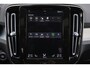 Volvo XC40 T2 Momentum Pro - IntelliSafe Assist & Surround - Voorstoelen en stuur verwarmbaar - Parkeensensoren voor & achter - Parkeercamera achter - Full LED verlichting met bochtenverlichting - Trekhaak semi elektr. inklapbaar - Keyless - Elektr. bedienbare achterklep - Getint glas v.a. de B-stijl - 19' LMV - Draadloos telefoon opladen