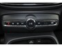 Volvo XC40 T2 Momentum Pro - IntelliSafe Assist & Surround - Voorstoelen en stuur verwarmbaar - Parkeensensoren voor & achter - Parkeercamera achter - Full LED verlichting met bochtenverlichting - Trekhaak semi elektr. inklapbaar - Keyless - Elektr. bedienbare achterklep - Getint glas v.a. de B-stijl - 19' LMV - Draadloos telefoon opladen