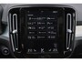 Volvo XC40 T2 Momentum Pro - IntelliSafe Assist & Surround - Voorstoelen en stuur verwarmbaar - Parkeensensoren voor & achter - Parkeercamera achter - Full LED verlichting met bochtenverlichting - Trekhaak semi elektr. inklapbaar - Keyless - Elektr. bedienbare achterklep - Getint glas v.a. de B-stijl - 19' LMV - Draadloos telefoon opladen
