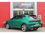 Alfa Romeo Tonale 1.3T PHEV 280PK TRIBUTO ITALIANO | PANORAMISCH SCHUIF / KANTELDAK | ZWART DAK | ZWART LEDEREN BEKLEDING MET RODE ACCENTEN/ GEBORDUURD "TRIBUTO ITALIANO" LOGO OP HOOFD STEUNEN | VOORSTOELEN / STUUR VERWARMD | VOORSTOELEN ELEKTRISCH VERSTELBAAR | DRAADLOOS APPLE CARPLAY / ANDROID AUTO | 360° CAMERA | AUTOMATISCH DIMMENDE BUITENSPIEGELS | 20"INCH LICHTMETALEN VELGEN | ADAPTIVE CRUISE CONTROL | KEYLESS ENTRY / START | ELEKTRISCH BEDIENBARE ACHTERKLEP | DRAADLOZE TELEFOONLADER | AMBIENT LIGHTING | DONKERE HEMELBEKLEDING | SCHAKELFLIPPERS AAN HET STUUR | VERWARMDE RUITENSPROEIERS |
