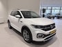 Volkswagen T-Cross 1.0 TSI Comfortline 116 PK | Automaat | R-Line Exterieur | Apple Carplay | Dodehoeksensoren | Stoelverwarming | Parkeersensoren | Adaptive Cruise Control | Digital Cockpit Pro | Navigatie | Rijstrookhulp | DAB Radio | Lichtmetalen Velgen | Getinte Ruiten | Bluetooth | Airco | Verlichting Automatisch |