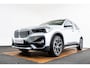 BMW X1 sDrive20i xLine - Trekhaak - Panoramadak - Head up - Cruise control - Sportstoelen - Hifi - Park Assistant - Elektrische achterklep - Armsteun voor - Multifunctioneel stuurwiel - Elektrisch verwarmde voorstoelen -