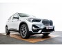 BMW X1 sDrive20i xLine - Trekhaak - Panoramadak - Head up - Cruise control - Sportstoelen - Hifi - Park Assistant - Elektrische achterklep - Armsteun voor - Multifunctioneel stuurwiel - Elektrisch verwarmde voorstoelen -