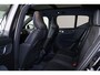 Volvo XC40 B3 Ultra Black Edition - Panorama/schuifdak - IntelliSafe Assist & Surround - 360º Camera - Harman/Kardon audio - LED Pixel koplampen - Verwarmde voorstoelen & stuur - Parkeersensoren voor & achter - Elektr. bedienb. voorstoelen met geheugen links - Draadloze tel. lader - Extra getint glas - Elektr. inklapbare trekhaak - 20' LMV