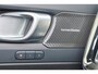Volvo XC40 B3 Ultra Black Edition - Panorama/schuifdak - IntelliSafe Assist & Surround - 360º Camera - Harman/Kardon audio - LED Pixel koplampen - Verwarmde voorstoelen & stuur - Parkeersensoren voor & achter - Elektr. bedienb. voorstoelen met geheugen links - Draadloze tel. lader - Extra getint glas - Elektr. inklapbare trekhaak - 20' LMV