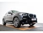 BMW X4 xDrive20i M Sport - Trekhaak - Panoramadak - Head up - Harman Kardon - Driving/parking Assistant Plus - Elektrisch verwarmde voorstoelen - Comfort Access - Sportstoelen - Active Protection -