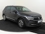Volkswagen Tiguan 1.4 TSI eHybrid Life | SoH 89% | Trekhaak | Parkeerassistent | Stoel- en stuurwielverwarming | Adaptieve cruise control | Achteruitrijcamera | 3-zone airco | Dodehoek detectie |