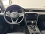 Volkswagen Passat Variant 1.5 TSI R-Line Business + | Navigatie | Trekhaak | Stoelverwarming | Parkeersensoren |