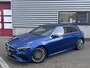 Mercedes-Benz A-klasse 180 Star Edition AMG | Panoramadak | Winter Pakket | Dodehoekassistent | MULTIBEAM LED Koplampen | Donkergetint Glas Achter | Stoelverwarming | Stuurverwarming | Sfeerverlichting | Elektrisch Inklapbare Buitenspiegels | Achteruitrijcamera | Parkeersensoren