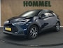 Toyota C-HR / C-HR+ 1.8 Hybrid 140 First Edition - ORIGINEEL NEDERLANDSE AUTO - AFKOMSTIG VAN 1E EIGENAAR - ELEKTRISCHE ACHTERKLEP - 360 GRADEN CAMERA - DODEHOEK DETECTIE - PARKEERASSISTENT - PARKEERSENSOREN VOOR/ ACHTER - 18 INCH LICHT METALEN VELGEN- NAVIGATIE - APPLE CARPLAY/ ANDROID AUTO - KEYLESS ENTRY/ START