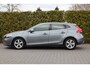 Volvo V40 1.6 D2 Momentum 🚗1e eigenaar 👤 | Dealer onderhouden ✔️ | Navi 🧭 | Cruise 🚗 | ECC ❄️ | Volvo veiligheid 🔒📸 | Dubbele uitlaten