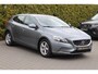 Volvo V40 1.6 D2 Momentum 🚗1e eigenaar 👤 | Dealer onderhouden ✔️ | Navi 🧭 | Cruise 🚗 | ECC ❄️ | Volvo veiligheid 🔒📸 | Dubbele uitlaten