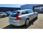 Volvo V90 T4 AUT8 190PK Momentum | Trekhaak semi elektrisch inklapbaar | Elektrisch verstelbare voorstoelen met geheugen | Verwarmde voorstoelen, achterbank & stuurwiel | Adaptieve Cruise Control | BLIS Dodehoekdetectie | Park Assist voor & achter | Adaptieve bochtverlichting