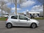 Renault Clio 1.2-16V Team Spirit 75 PK. Leuke,zuinige en fijn rijdende auto !!! Origineel slechts 144.000 KM !!