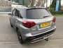 Suzuki Vitara 1.4 Boosterjet Stijl // Trekhaak afneembaar // Two-tone // Zwarte velgen // PDC // Full led // Rijklaarprijs!