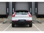 Volvo XC40 T3 R-Design | Adaptieve Cruise-control & Pilot-assist | Elektrisch verwarmbare voorruit | 360 graden camera | Elektrisch verstelbare bestuurdersstoel met memorie functie | Semi-automatische trekhaak | Verwarmbare voorstoelen | Panoramisch schuif/kantel dak | Standkachel