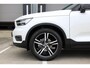 Volvo XC40 T3 R-Design | Adaptieve Cruise-control & Pilot-assist | Elektrisch verwarmbare voorruit | 360 graden camera | Elektrisch verstelbare bestuurdersstoel met memorie functie | Semi-automatische trekhaak | Verwarmbare voorstoelen | Panoramisch schuif/kantel dak | Standkachel