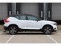 Volvo XC40 T3 R-Design | Adaptieve Cruise-control & Pilot-assist | Elektrisch verwarmbare voorruit | 360 graden camera | Elektrisch verstelbare bestuurdersstoel met memorie functie | Semi-automatische trekhaak | Verwarmbare voorstoelen | Panoramisch schuif/kantel dak | Standkachel