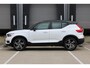 Volvo XC40 T3 R-Design | Adaptieve Cruise-control & Pilot-assist | Elektrisch verwarmbare voorruit | 360 graden camera | Elektrisch verstelbare bestuurdersstoel met memorie functie | Semi-automatische trekhaak | Verwarmbare voorstoelen | Panoramisch schuif/kantel dak | Standkachel