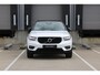 Volvo XC40 T3 R-Design | Adaptieve Cruise-control & Pilot-assist | Elektrisch verwarmbare voorruit | 360 graden camera | Elektrisch verstelbare bestuurdersstoel met memorie functie | Semi-automatische trekhaak | Verwarmbare voorstoelen | Panoramisch schuif/kantel dak | Standkachel