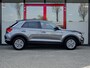 Volkswagen T-Roc 1.0 TSI Style | Origineel NL | 2e Eigenaar | Navigatie | Climate Control | Adaptieve Cruise Control | Parkeersensoren | Lichtmetalen Velgen | Apple Carplay | Android Auto | Metallic Lak | Privacy Glas |