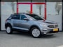 Volkswagen T-Roc 1.0 TSI Style | Origineel NL | 2e Eigenaar | Navigatie | Climate Control | Adaptieve Cruise Control | Parkeersensoren | Lichtmetalen Velgen | Apple Carplay | Android Auto | Metallic Lak | Privacy Glas |