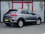 Volkswagen T-Roc 1.0 TSI Style | Origineel NL | 2e Eigenaar | Navigatie | Climate Control | Adaptieve Cruise Control | Parkeersensoren | Lichtmetalen Velgen | Apple Carplay | Android Auto | Metallic Lak | Privacy Glas |