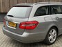 Mercedes-Benz E-klasse Estate 200 CGI Avantgarde Automaat | Unieke kilometerstand 90.163 NAP! | Half/leer | Bi-Xenon verlichting | Climate & cruise control Tempomat | Elektrisch bedienbare achterklep | Parkeersensoren voor en achter